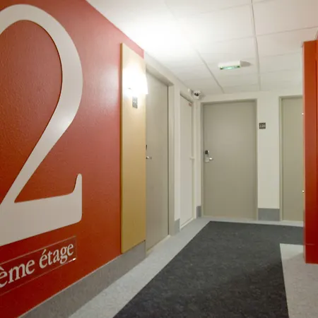2 Hotel