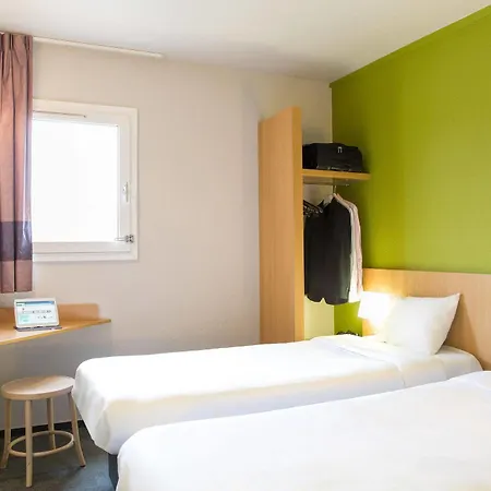2 Hotel