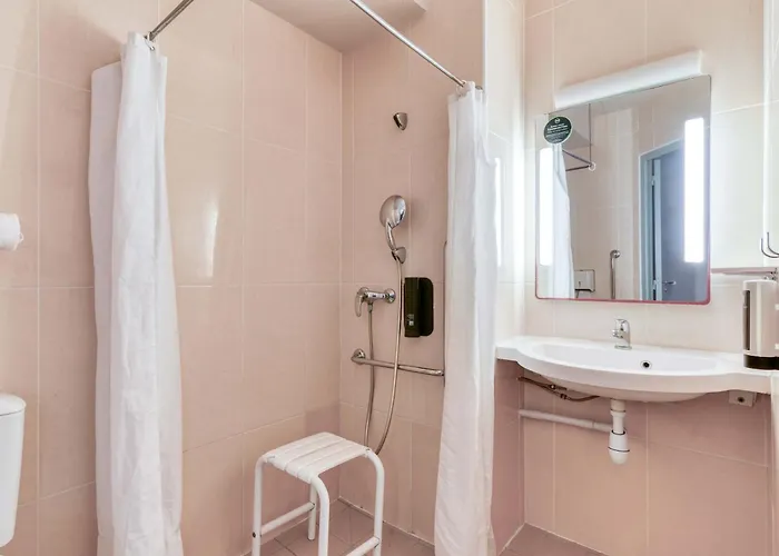 2 Ξενοδοχείο Ναρμπόν